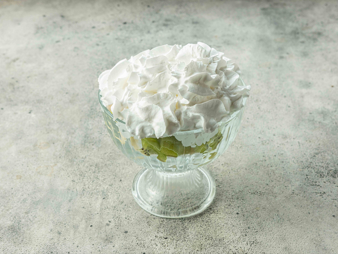 Фруктовый салат со сливками