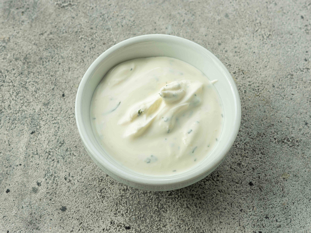 Сметана с чесноком и зеленью