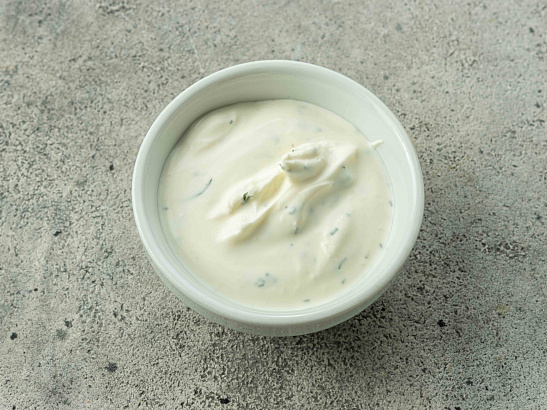 Сметана с чесноком и зеленью