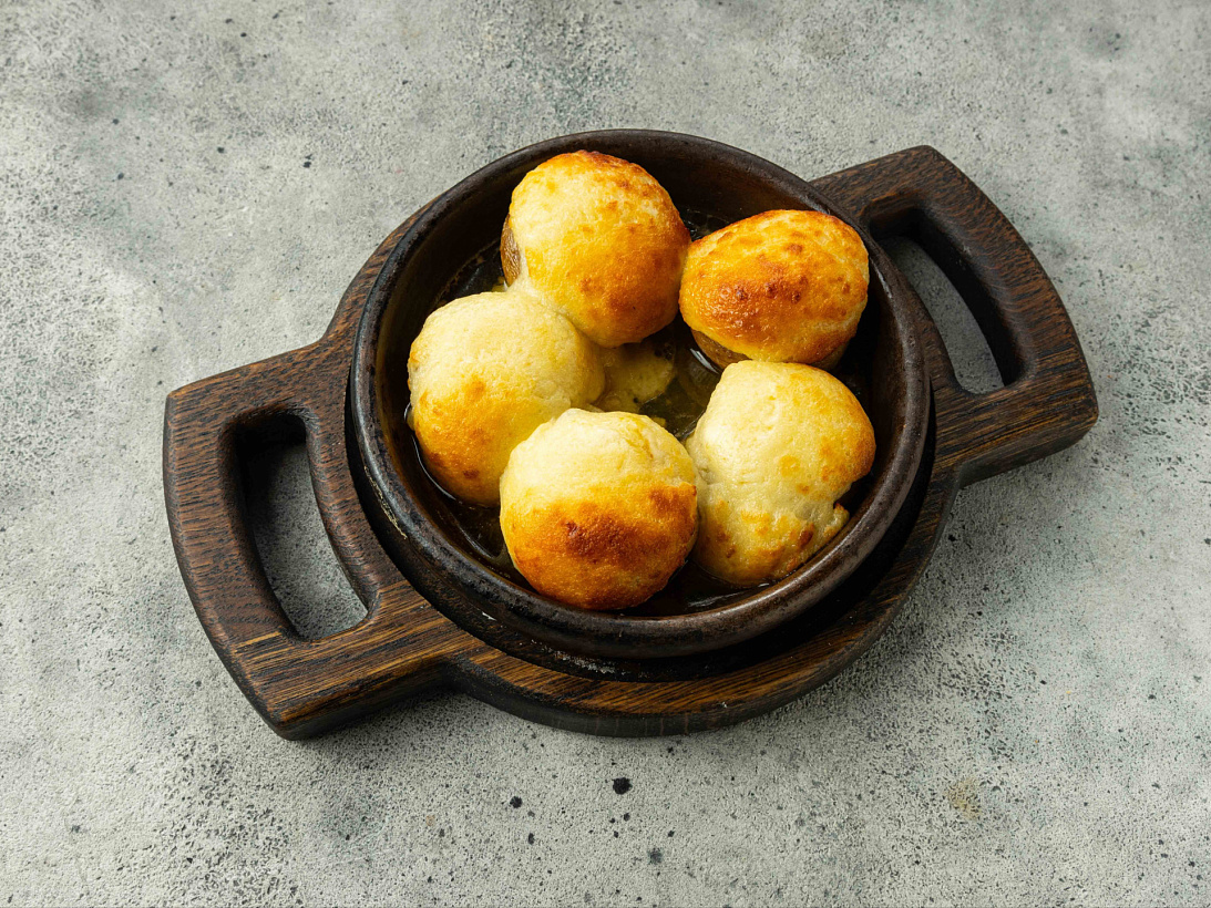 Грибочки, фаршированные сыром сулугуни